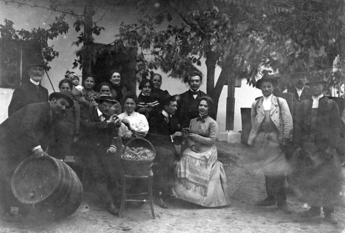 1903: Szüret Bicskén. Mindenki boldog, mindenki elegáns. Kép: Fortepan, Székely Márton