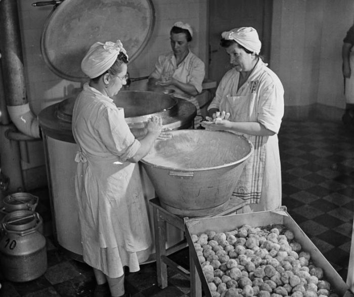 1961: nagyban készülnek a szilvásgombócok. Kép: Fortepan, Bauer Sándor