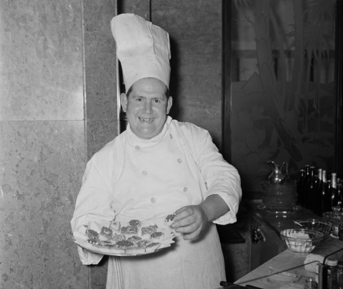1957, Budapest: Kossuth Lajos utca 19., az Astoria szálló presszója. Bálint Sándor konyhafőnök. Kép: Fortepan/Bauer Sándor
