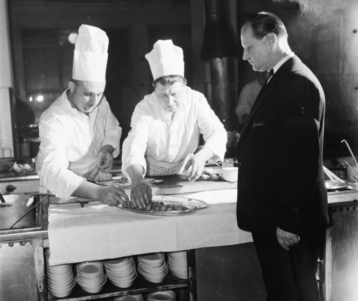 1961, Budapest: a Gundel étterem konyhája a Városligetben. Kép: Fortepan/Bauer Gyula
