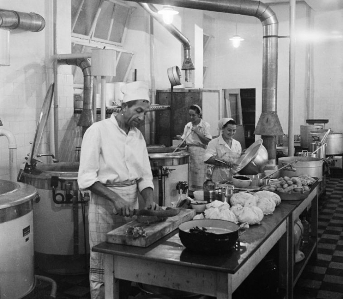1963, Budapest: Üllői út 101., az Aranypáva étterem konyhája. Kép: Fortepan/Bauer Sándor