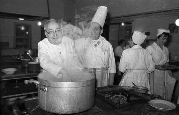 1959, Budapest: Kossuth Lajos utca 19., az Astoria szálló konyhája, középen Bálint Sándor konyhafőnök. Kép: Fortepan/Bauer Sándor