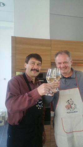 A szlovák elnököt tanította főzni Áder János