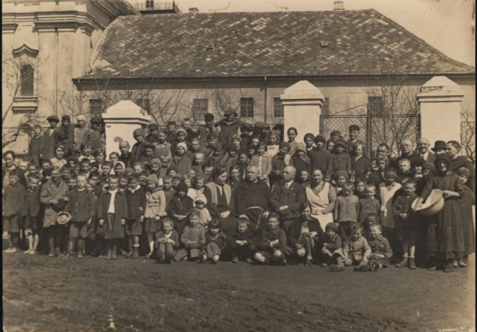 A szolnoki ferences rendház ingyenkonyhájának vendégei 1931-ben