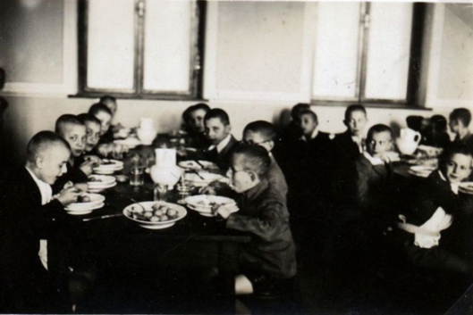 Ünnepi gombócleves az esztergomi ferences gimnázium kollégiumában, 1937-ben