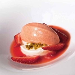 Tejszínkocsonya (panna cotta) mentás eperlevessel, rebarbaraszorbettel