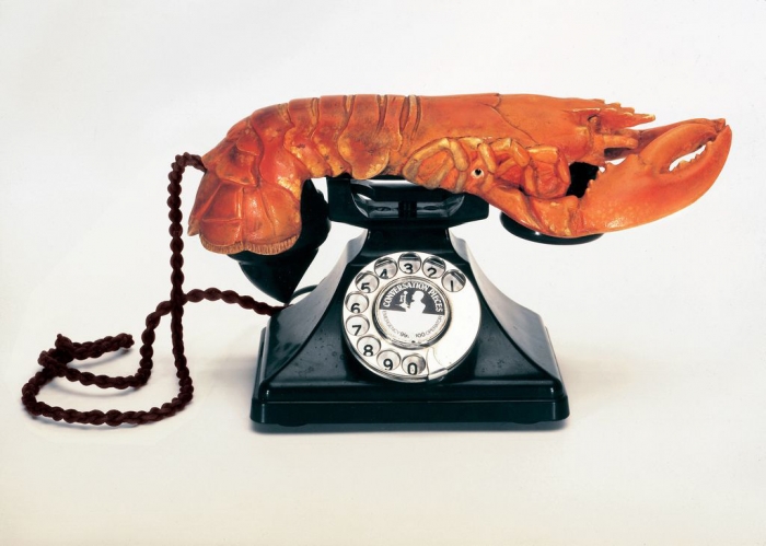 Salvador Dalí: Homártelefon, 1938. Dalí feleségével, Galával rendszeresen tartott kulináris happeningeket, ahol a legképtelenebb fogásokat tálalták fel: egyik alkalommal a békalevesből, amikor leemelték a fedőt, rémült varangyok ugráltak szerteszét