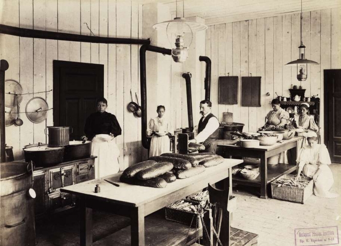 1896, Gizella út, a Millenniumi kiállítás látogatóinak elszállásolására épült barakktelep konyhája A kép forrása: Fortepan / Budapest Főváros Levéltára
