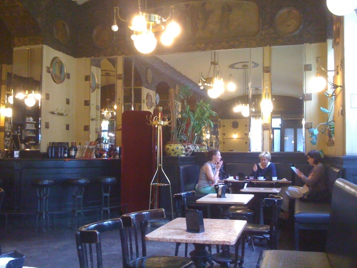 A Caffè San Marco irodalmi kávéház maradt.