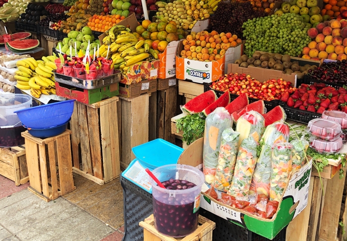 Chile helyzetéből adódóan az országban egész évben elérhető mindenféle friss gyümölcs. Előre felaprítva kapható „frutas para llevar” – gyümölcs elvitelre. Fotó: Heiling Zsolt