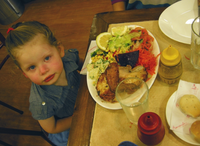 Jetlag-es kislány gyerekadag vacsorája 20 óra utazás után. Apukájával fogyasztotta el