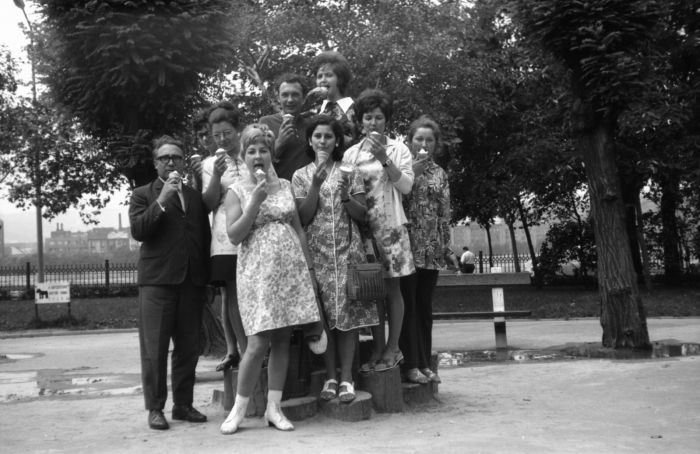 Családi fagyizás a Kossuth téren, 1972-ben.