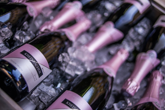 Az új Kreinbacher Rosé: a legsikeresebb magyar pezsgőház palackban erjesztett tétele. Pinot noir, cseppnyi furmint alkotja, amit kékfrankossal egészítettek ki. Tökéletes minden alkalomra.