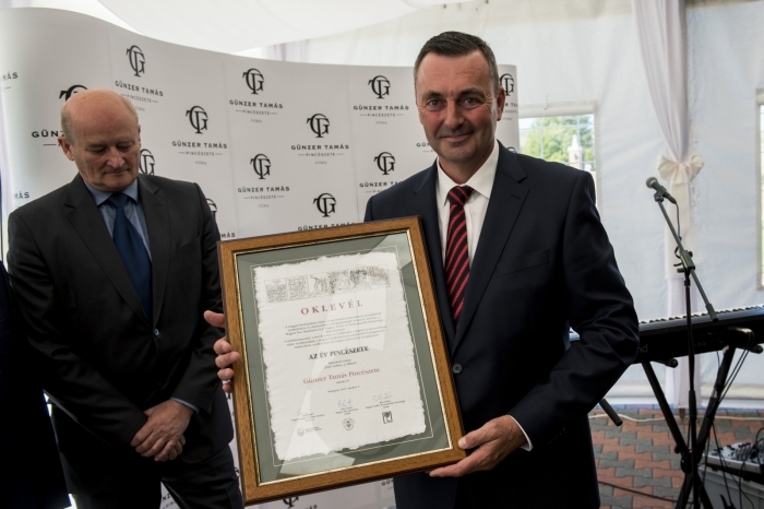 Az Év Pincészete 2019 díjjal kitüntetett Günzer Tamás a villányi pincészetében 2019. október 9-én. Balra Frittmann János, a Hegyközségek Nemzeti Tanácsának alelnöke. (MTI/Sóki Tamás)