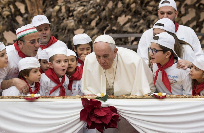 A L'Osservatore Romano vatikáni napilap által közreadott képen Ferenc pápa elfúj egy gyertyát a Vatikán VI. Pál termében, ahol gyereket fogadott audiencián 81. születésnapján, 2017. december 17-én.