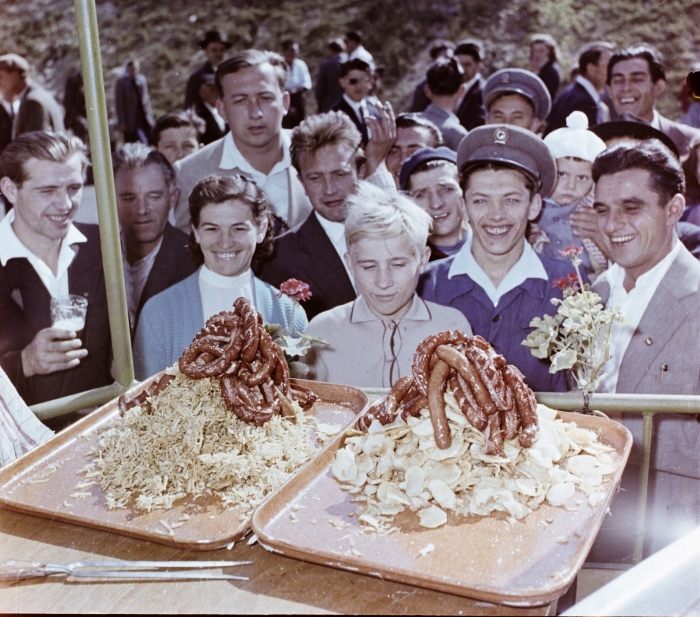 1959: szerelmesen nézik a kolbászt, érthető. Ajka, Csingervölgy, bányásznapi ünnepség. Forrás: Bauer Sándor