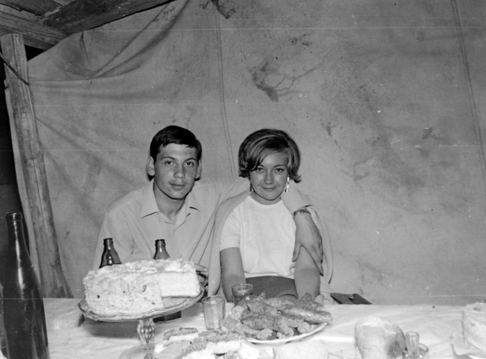 1967: Boldog pár sörrel, tortával, hurkával és kolbásszal.
