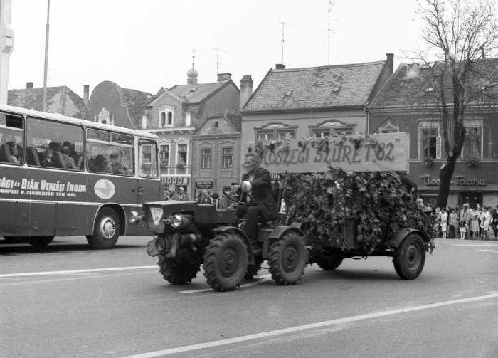1982, Kőszeg: Kistraktorral a szüreti felvonuláson. Kép: Fortepan, Baráth Endre