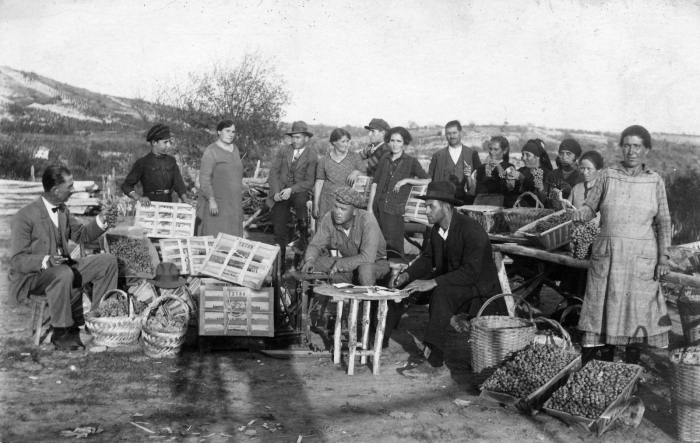 1929: Micsoda fürtök! Látják a remek barkács kisasztalt? Kép: Fortepan, Jurányi Attila