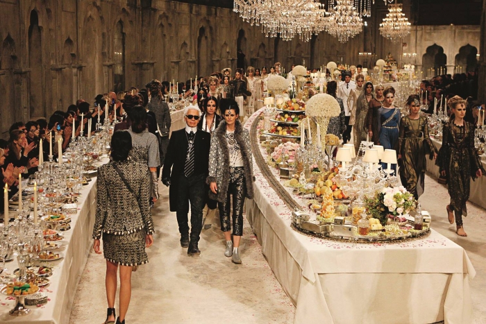 A Chanel-ház egyik divatbemutatójára Lagerfeld a ruhák mellé luxuséttermi díszletet tervezett