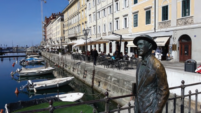 A város legendás lakója volt James Joyce, szobrot is kapott.