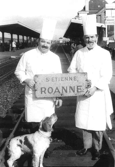 A második generáció: Pierre és Jean, apa és nagybácsi a roanne-i állomáson nyitott étterem előtt.