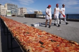 A világ leghosszabb pizzáját sütötték meg Nápolyban