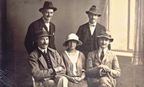 Ülnek: Károly, Margit és gróf Esterházy János