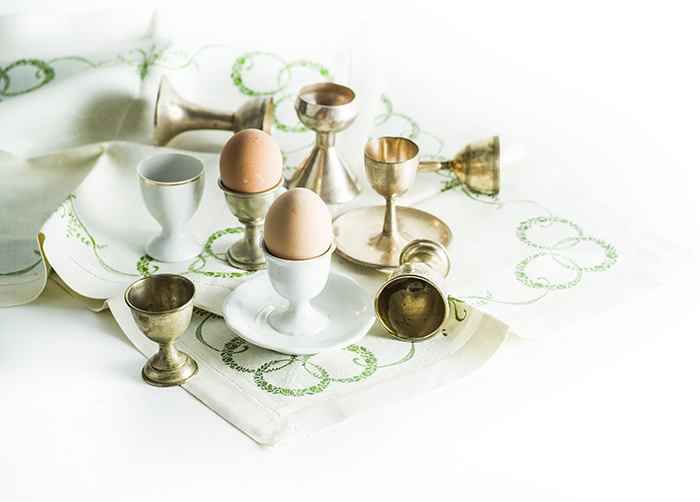 A porcelánból vagy fajanszból készült tojástartókból is maradt mutatóba egy-két darab a Magyar Kereskedelmi és Vendéglátóipari Múzeum gyűjteményében