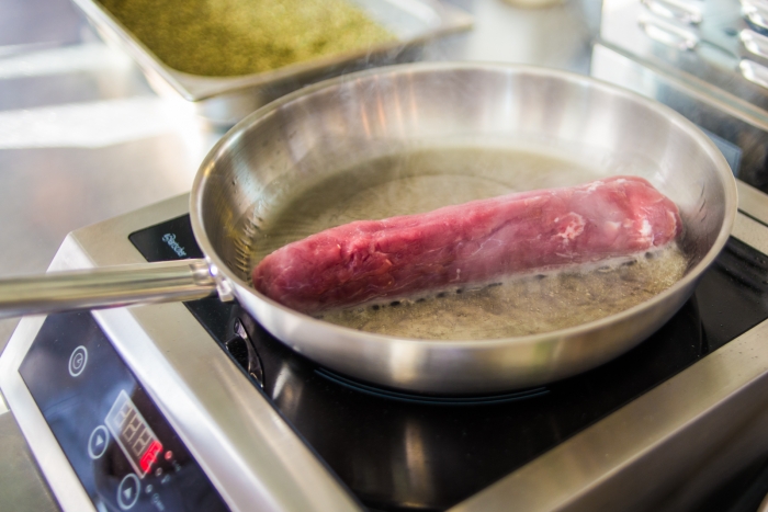 A legjobb húsoknak is kell fűszer: vajon sül a sertésszűz. Itt csak kérget kapott, néhány percre az előmelegített sütőbe is átkerült