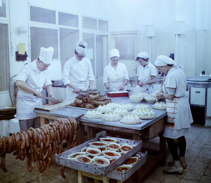 1969: előkészítő konyha, hurkák, kolbászok, szalonnák meg a kötelező kaszinótojás. Forrás: Bauer Sándor