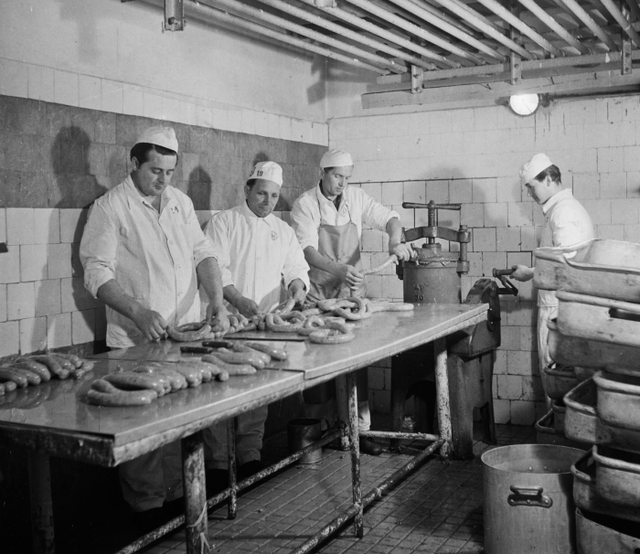 1960: A budapesti Belvárosi Üzemi Vendéglátó Vállalat húsfeldolgozó üzeme. Mit mondana ma a Nébih a hiányzó csempére és rozsdás berenezésekre? Fotó: Bauer Sándor