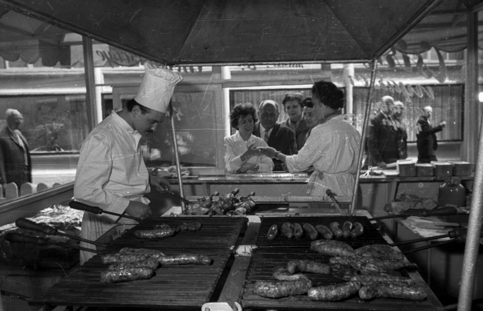 1967: Elegáns munkaruha a lacikonyhában is, ez igen! Forrás: Bauer Sándor