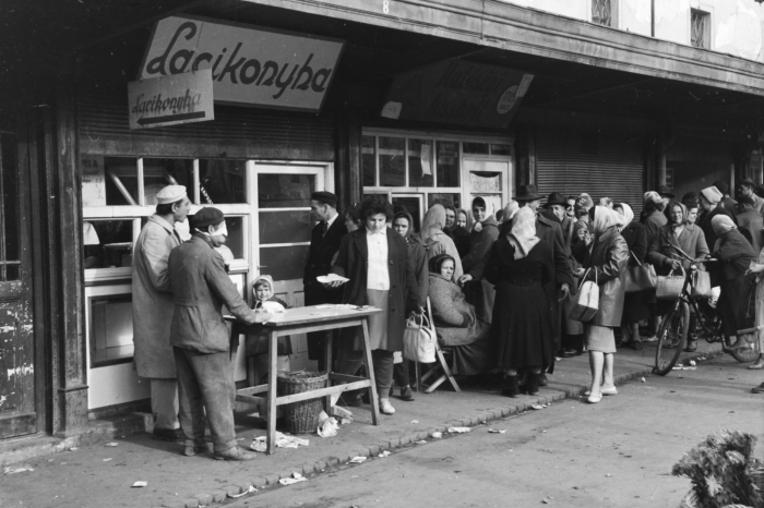 1960: Györ. Lacikonyha a virágpiacon. Forrás:Konok Tamás id.