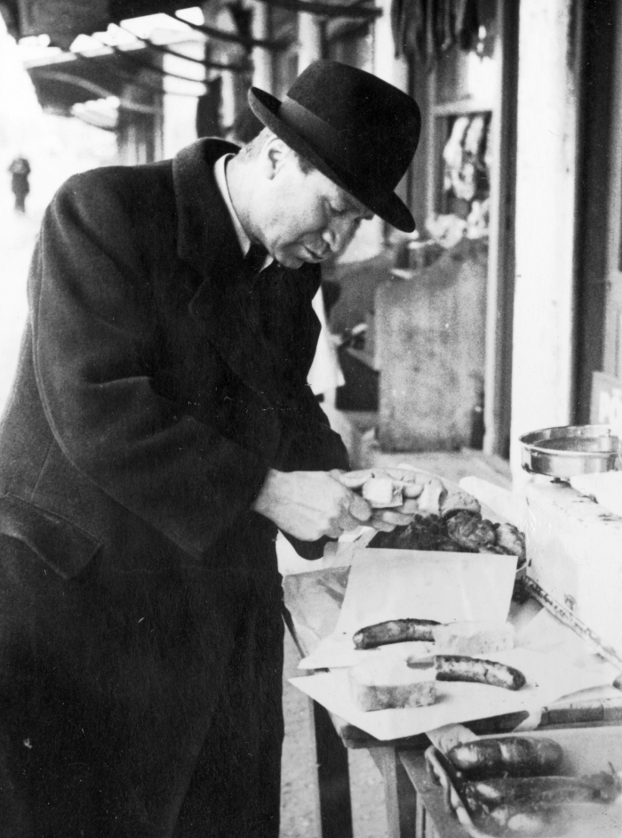 1939: remeknek tűnő kolbász a zsírpapíron, álva, kalapban - steetfood, mi más? Forrás: Fortepan