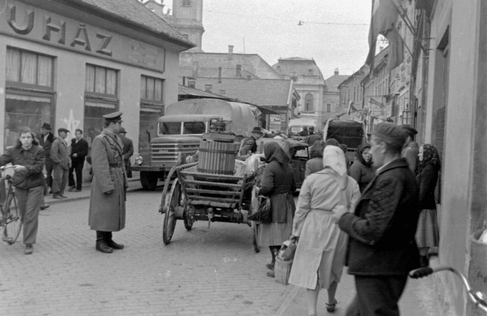 1957, Eger: Zalár József utca a Dobó István tér felé nézve. Kép: Fortepan, Magyar Rendőr