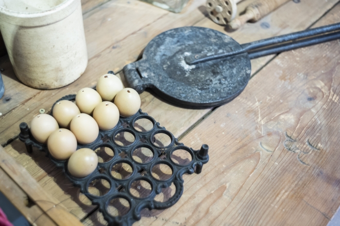 Vas tojástartó állvány a 19. század végéről az MKVM állandó kiállításának cukrászműhelyében
