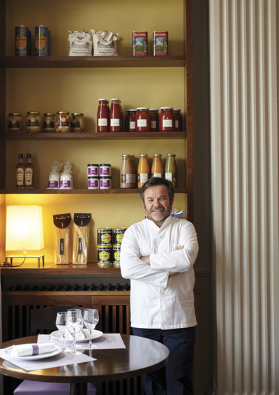 Michel Troisgros a roanne-i Central kávéházban, amely bisztró és fűszerkereskedés is.