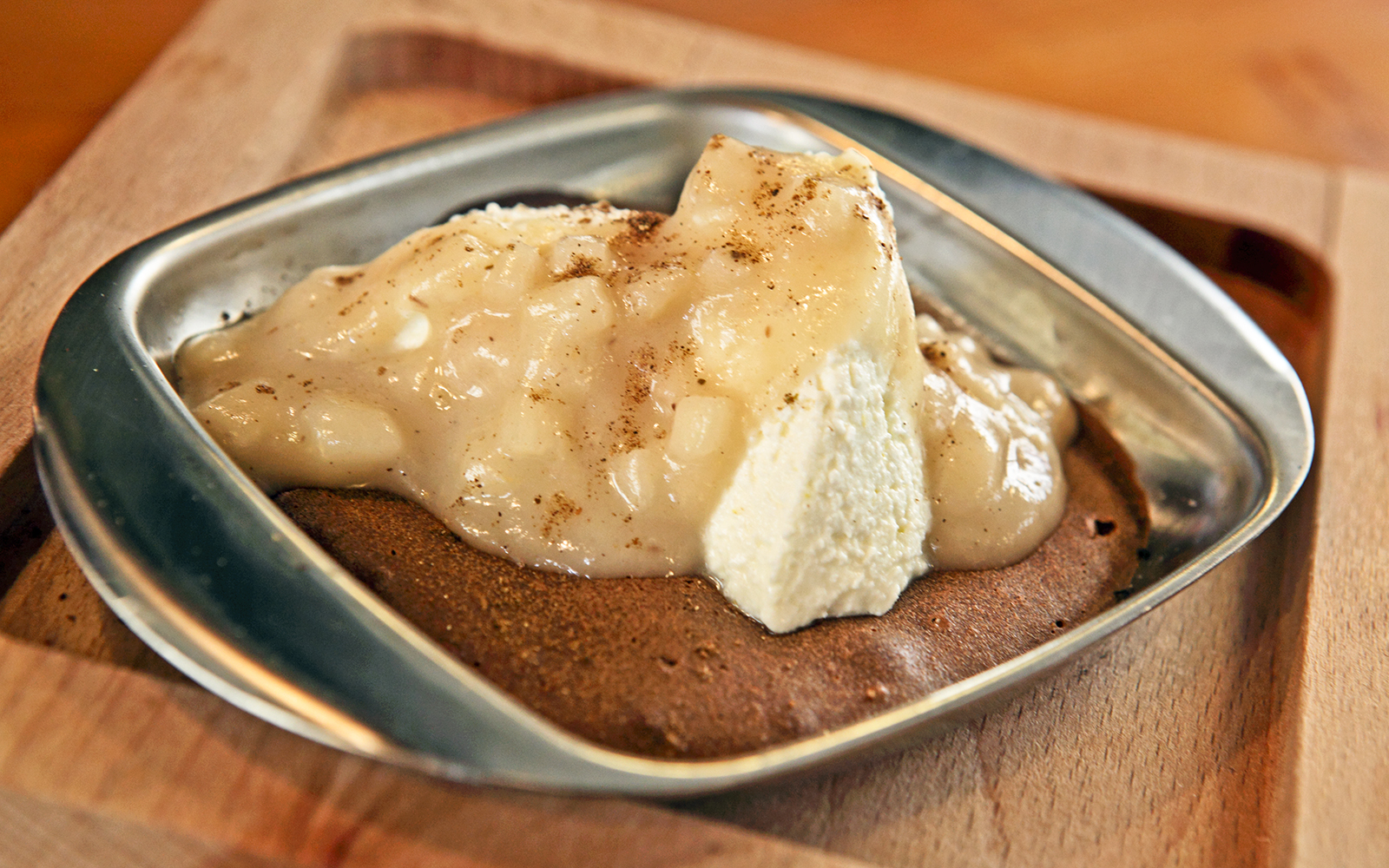 Brownie citrusos túróval és pikáns körtével