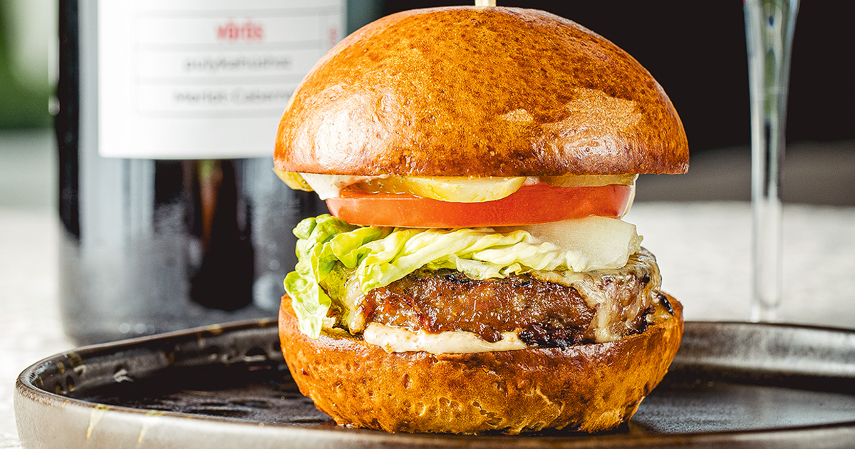 Mini hamburger, szarvasgombás majonézzel, Gruyére sajttal