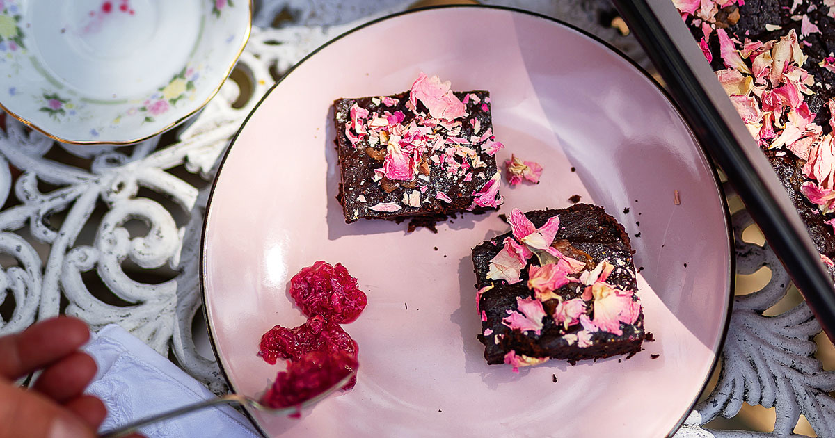 Rózsadzsemes brownie batátaliszttel