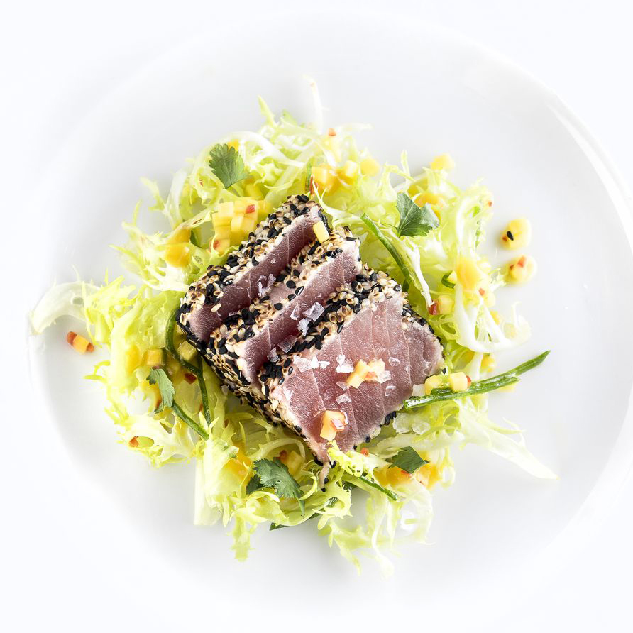 Vörös tonhal mangós-csilis frizé salátával